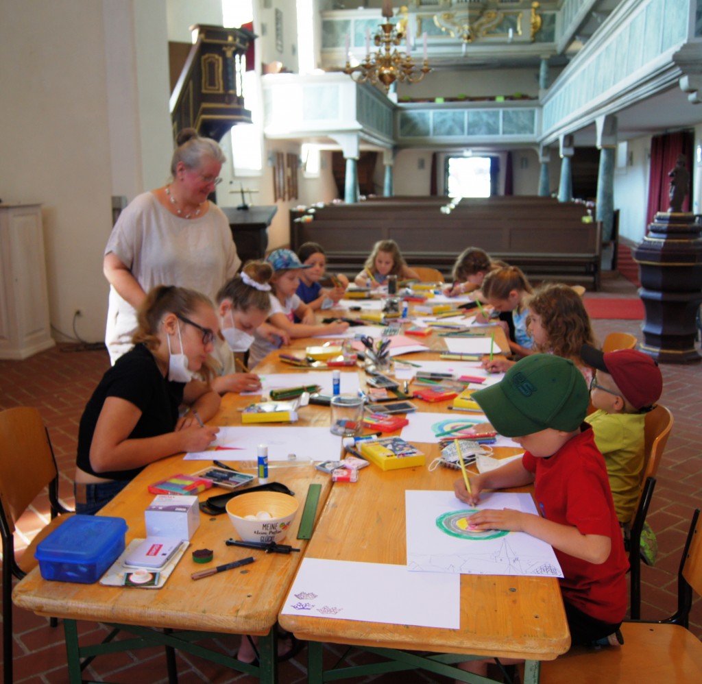 Luise mit den Kindern im Kunstworkshop während des Gottesdienstes - vielen Dank!