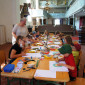 Luise mit den Kindern im Kunstworkshop während des Gottesdienstes - vielen Dank!