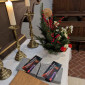 Notizbücher mit Grußkarten auf dem Altar