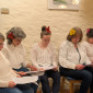 Das Weltgebetstagsteams in weißer Kleidung mit Blumen im Haar