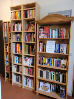 Das neue "Offene Bücherregal" im Gemeindehaus