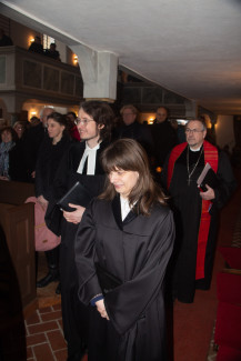 Das Ehepaar Huth-Mossdorf und Dekan Redlingshöfer ziehen in die Kirche ein.