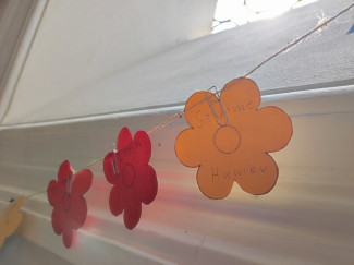 Ausgeschnittene Blumen unter einem Kirchenfenster