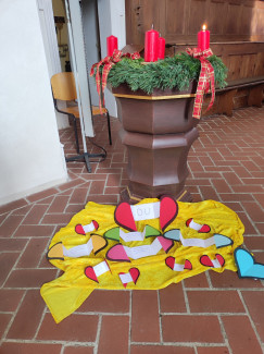 Wir teilen, was uns ins Herz geschrieben ist und entzünden die erste Kerze am Adventskranz.