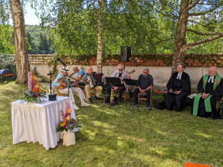 Die Band Tzatzikiconnection im Pfarrgarten St. Helena