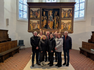 Die neuen gewählten und berufenen Kirchenvorsteher*innen vor dem Altar.