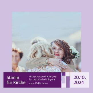 Eine Frau umarmt eine Braut.