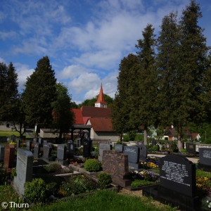 Im Hintergrund die Kirche in St. Helena